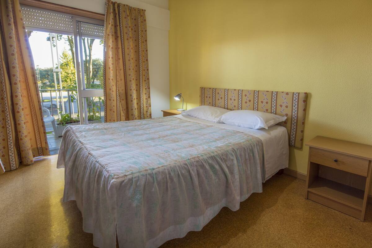 Habitación con 1 cama matrimonial o 2 individuales, baño privado | Wifi gratis y ropa de cama