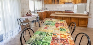 Family Apartment, 4 Bedrooms, Private Bathroom | Private kitchen - Pereira Hostel & Guesthouse (Ourem)