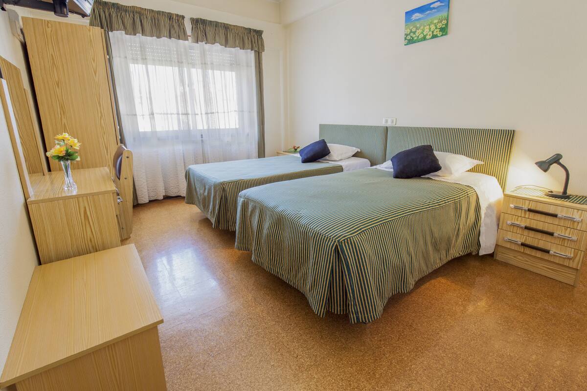 Habitación triple, baño privado | Wifi gratis y ropa de cama