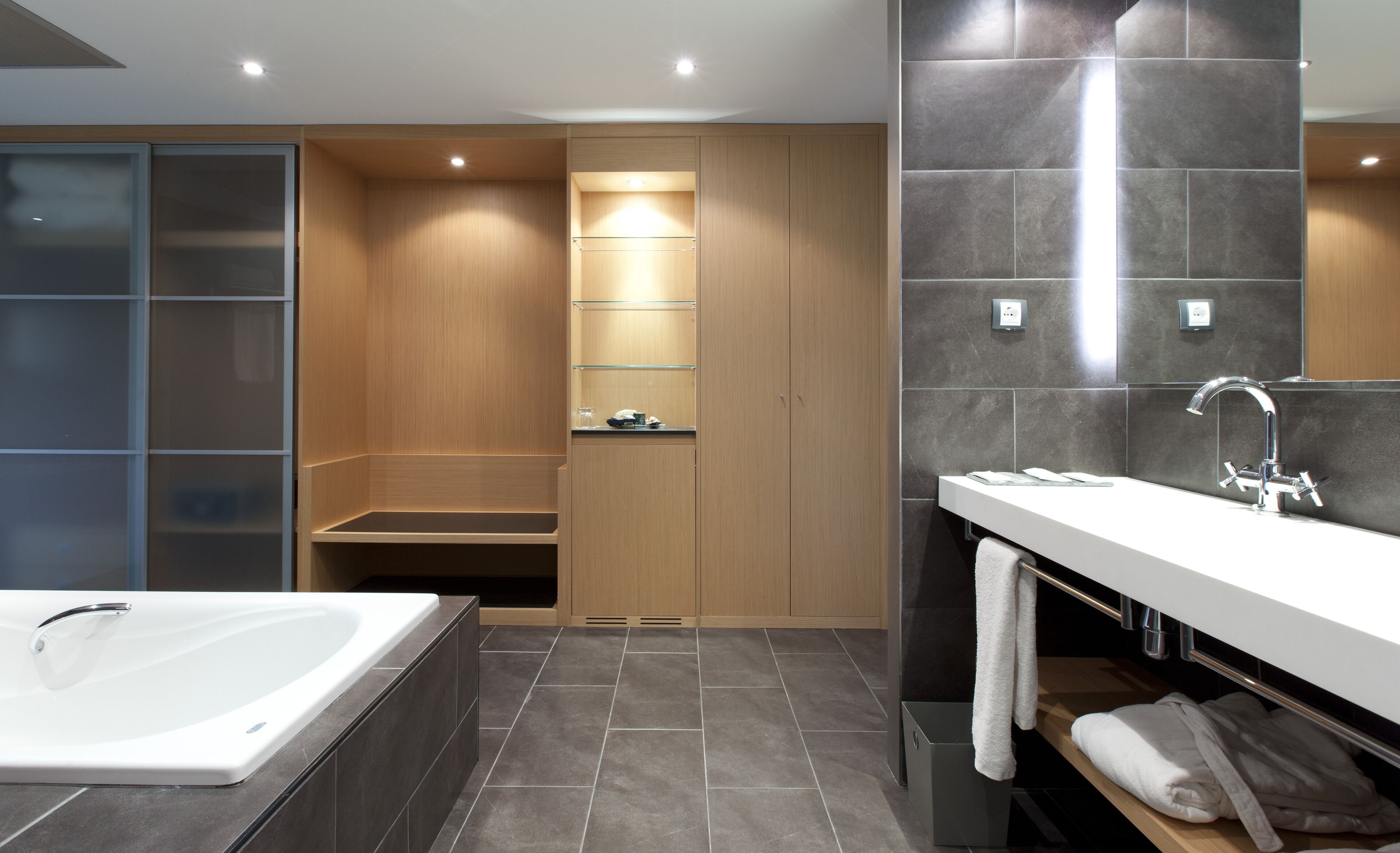 presidential suite, terrace | bathroom | combined shower/bathtub, free toiletries, hair dryer, bathrobes
