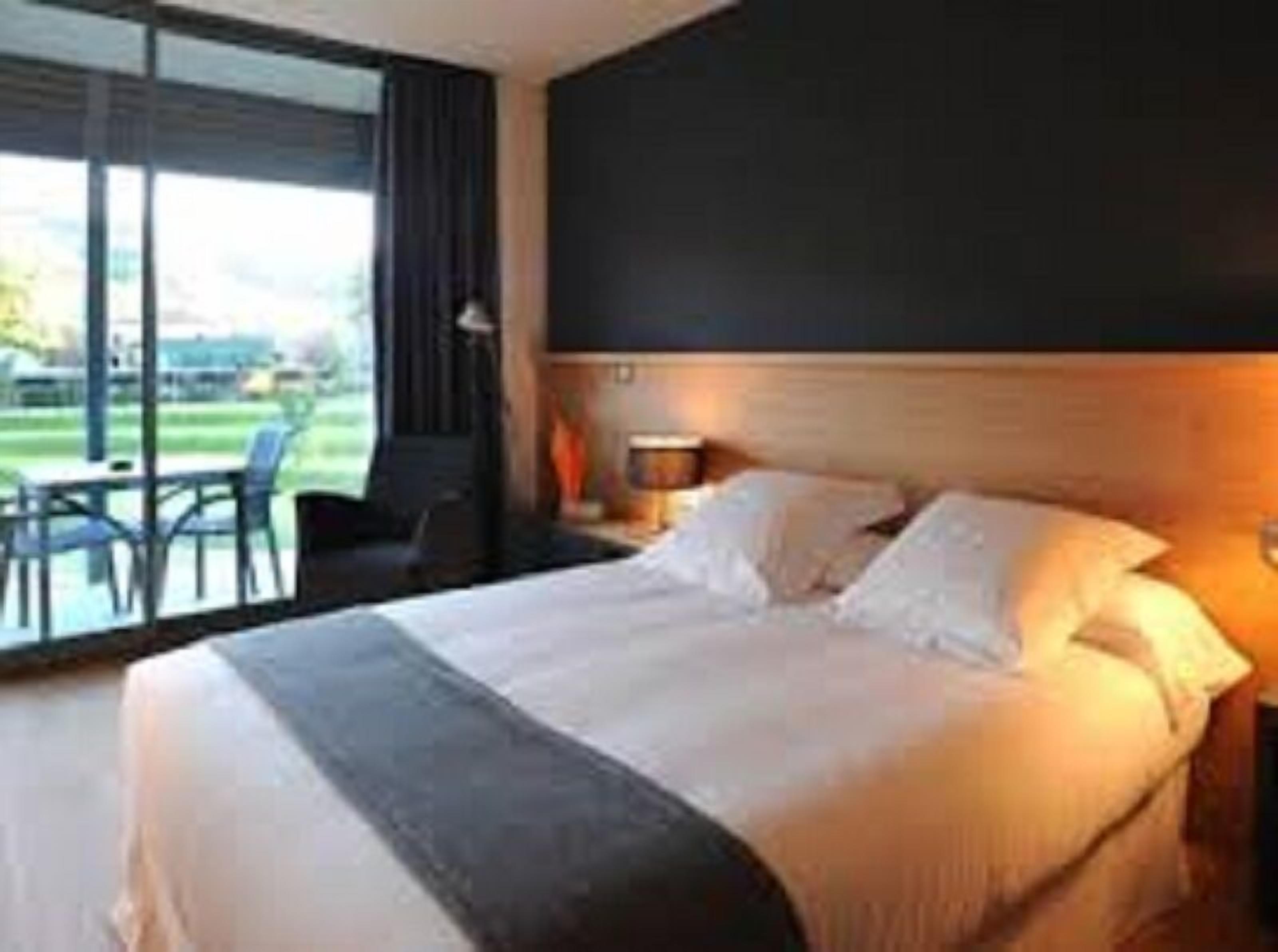 In-room safe, desk, soundproofing, iron/ironing board (on request)