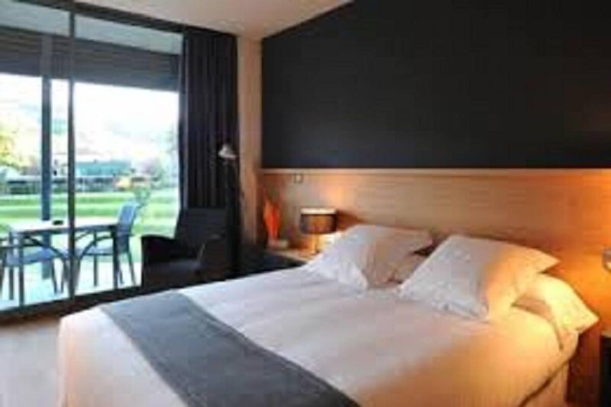 In-room safe, desk, soundproofing, iron/ironing board (on request)