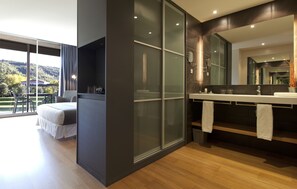 Tina con regadera, amenidades de baño gratuitas, secadora de cabello 