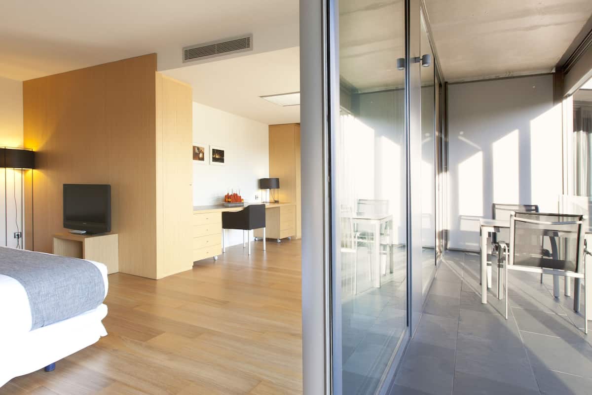 In-room safe, desk, soundproofing, iron/ironing board