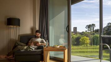 Deluxe kamer, terras | Een kluis op de kamer, een bureau, geluiddichte muren