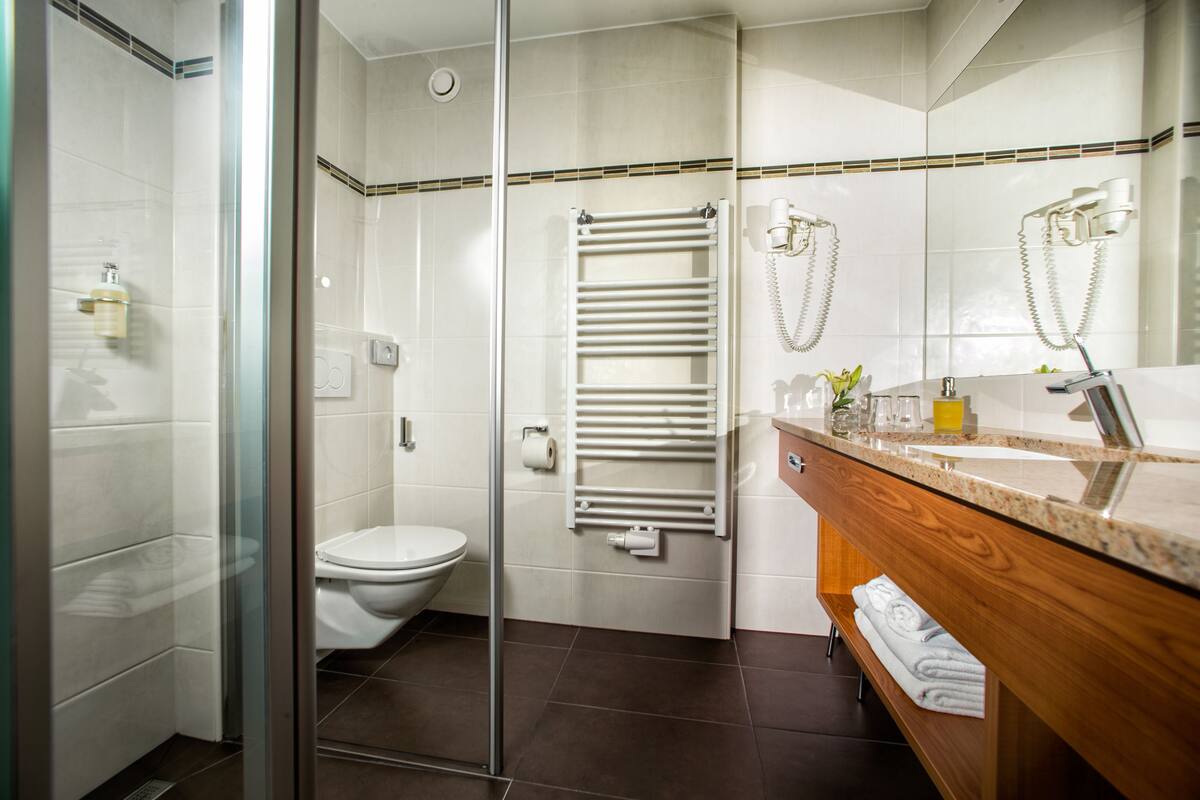 double room (lilie/orchidee) | bathroom | eco-friendly toiletries, hair dryer, bathrobes, towels