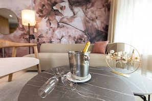 Romanttinen sviitti (Rose) | Minibaari, tallelokero huoneessa, ilmainen Wi-Fi, vuodevaatteet