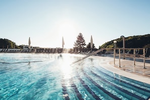 5 sisäuima-allasta, 11 ulkouima-allasta, aurinkovarjoja, aurinkotuoleja