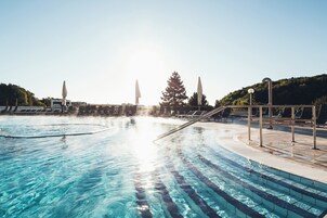 5 piscinas techadas, 11 piscinas al aire libre, sombrillas