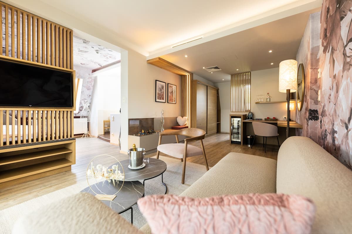 romantic suite (rose) | minibar, in-room safe, free wifi, bed sheets