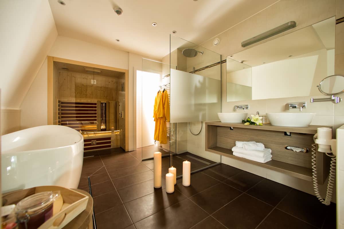 romantic suite (rose) | bathroom | eco-friendly toiletries, hair dryer, bathrobes, towels