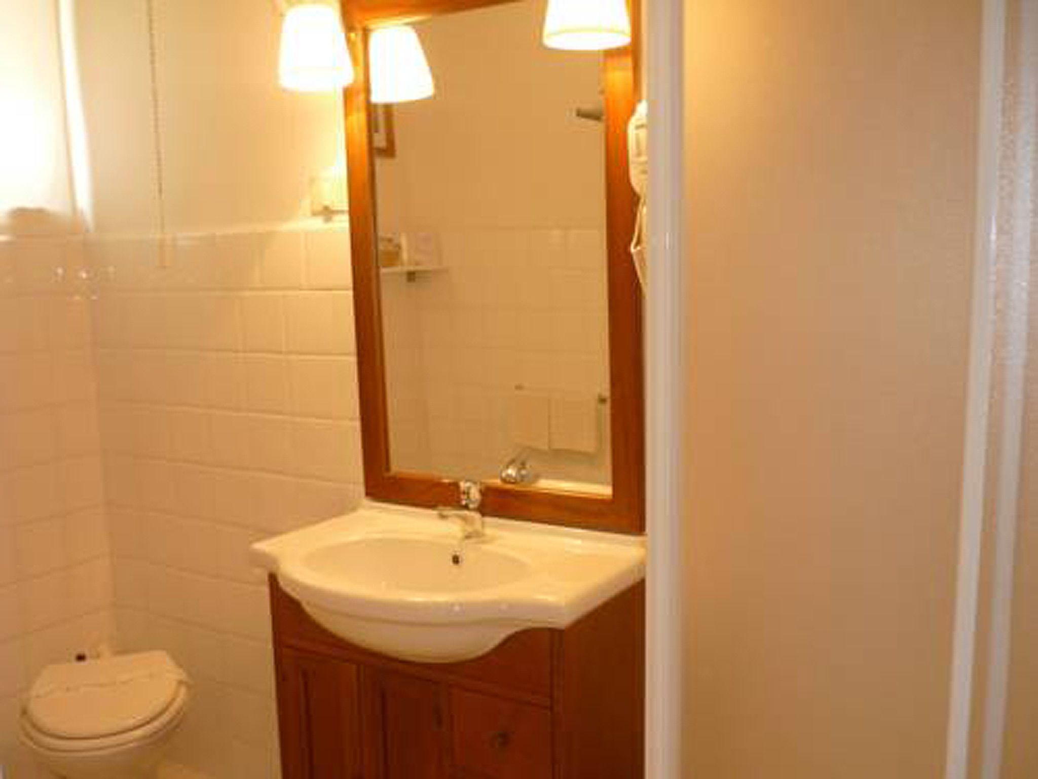 economy double or twin room | bathroom | shower, rainfall showerhead, free toiletries, hair dryer