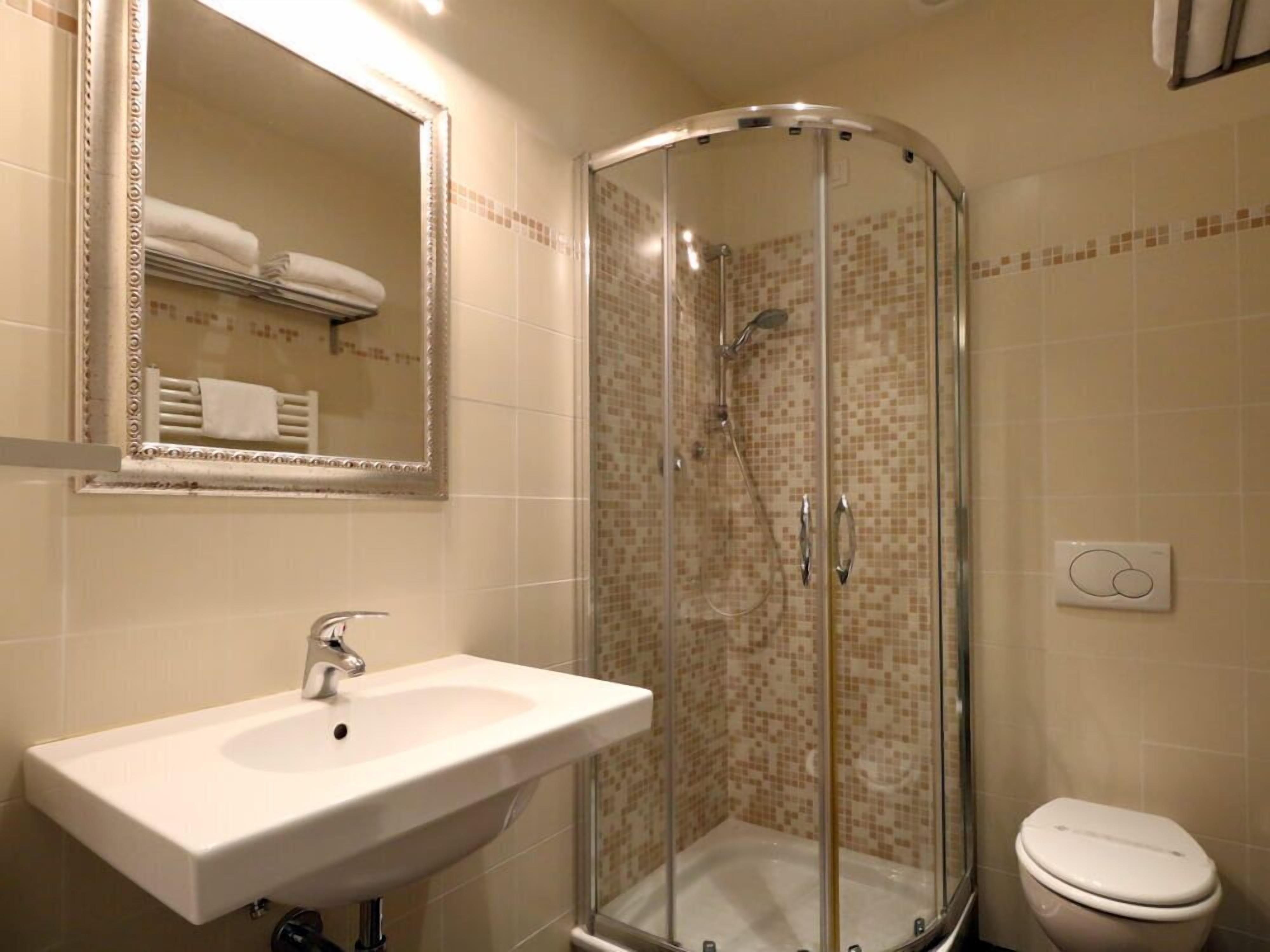 shower, rainfall showerhead, free toiletries, hair dryer