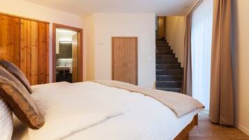 Caja fuerte, escritorio, cunas (de pago) y wifi gratis