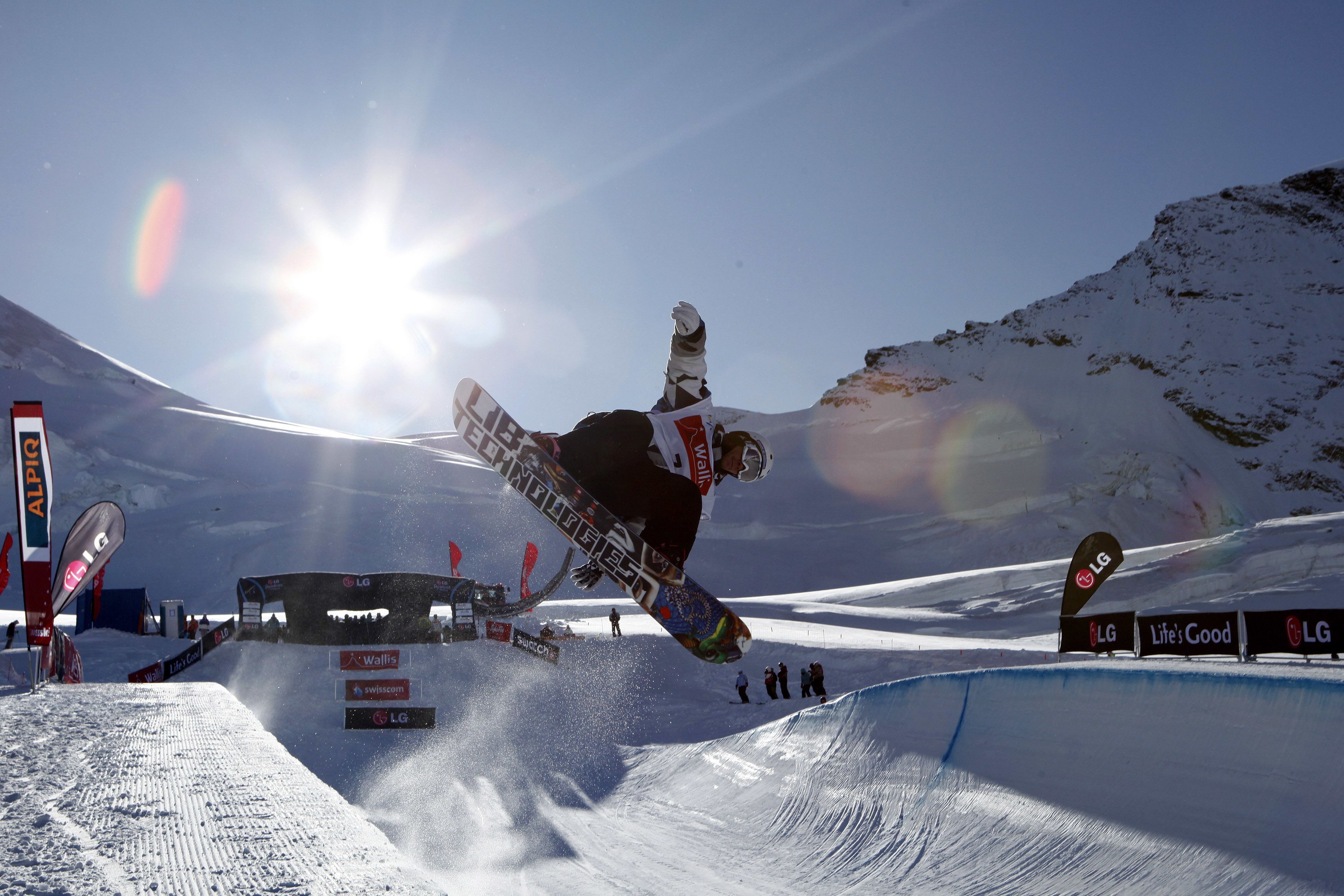 Un snowboarder effectuant une figure acrobatique lors d’une compétition de snowboard.