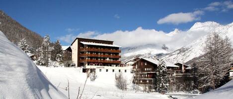 Una cassaforte in camera, una scrivania