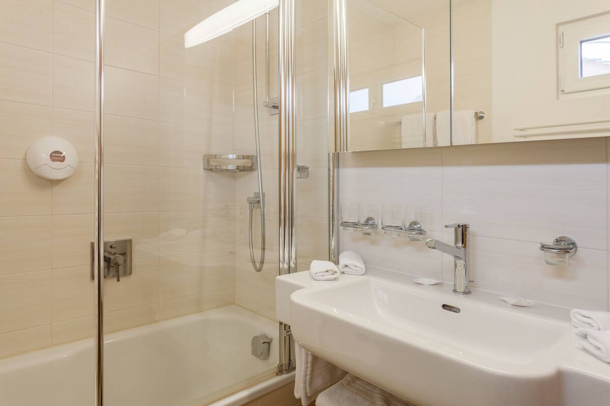 panoramic suite, 2 bedrooms, balcony, mountain view (only for 2 adults + 2-4 children) | bathroom | combined shower/bathtub, hair dryer, towels