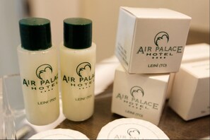 Flaschen und Kartons mit dem Aufdruck "Air Palace Hotel", ein Vogel-Logo und der Schriftzug "LEINI (TO)", der auf die von dem Hotel gestellten Pflegeprodukte hinweist.
