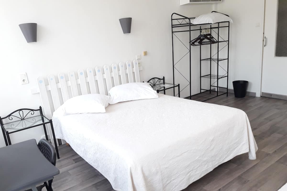 Doppia Superior, vista collina | Una scrivania, ferro/asse da stiro, Wi-Fi gratuito, lenzuola
