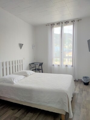 Desk, iron/ironing board, free WiFi, bed sheets - Au Nouvel Hotel (Toulon)