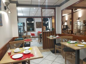 Petit déjeuner buffet servi tous les jours en supplément