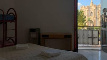 Una scrivania, ferro/asse da stiro, letti aggiuntivi