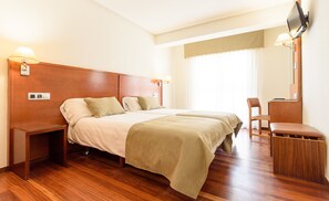 Dobbeltrom | Safe på rommet, skrivebord, wi-fi (inkludert) og sengetøy