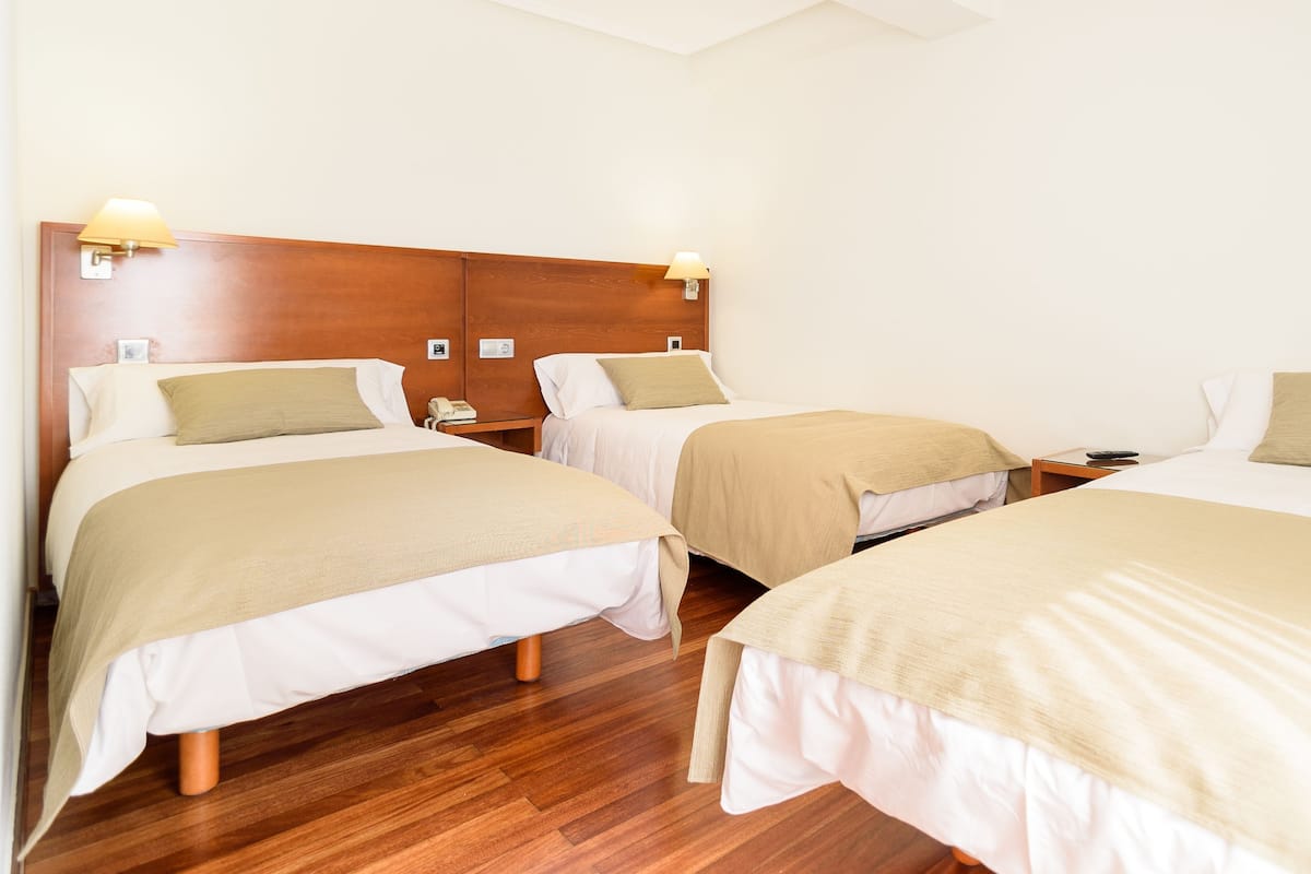 Coffres-forts dans les chambres, bureau, Wi-Fi gratuit, draps fournis