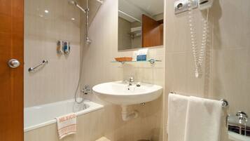 Combined shower/tub, free toiletries, hair dryer, towels