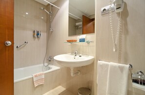 Combined shower/tub, free toiletries, hair dryer, towels - Mexico PR (Santiago de Compostela)