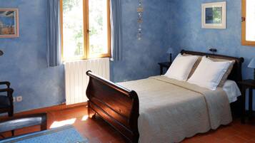 Chambre Double Confort, 1 lit double, salle de bains privée, vue jardin