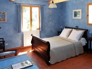 Habitación doble Confort, 1 cama matrimonial, baño privado, vista al jardín | Decoración personalizada, muebles diferentes y escritorio