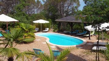 Piscine extérieure (ouverte en saison), parasols de plage