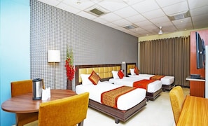 Deluxe Room, Multiple Beds | Premium bedding, minibar, in-room safe, desk - Hotel Pooja Palace (New Delhi)