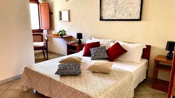 Ropa de cama hipoalergénica y caja de seguridad en la habitación