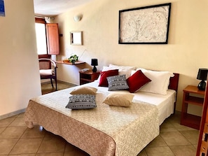 Quarto casal econômico, 1 cama de casal, vista para o jardim | Roupas de cama antialérgicas, cofres nos quartos
