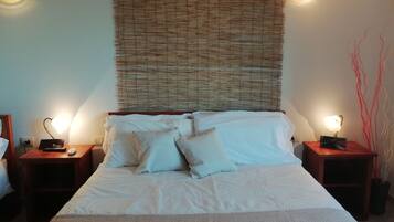 Ropa de cama hipoalergénica y caja de seguridad en la habitación