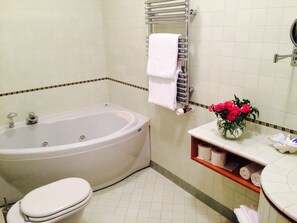 Deluxe Double Room | Bathroom | Towels