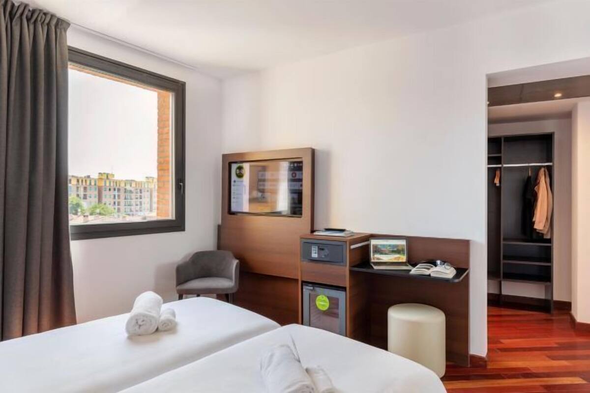 Desk, soundproofing, WiFi (free), bed sheets