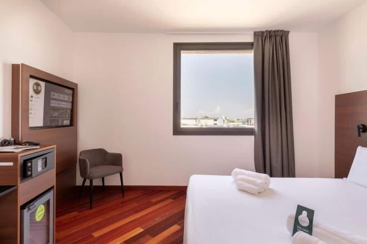 Desk, soundproofing, free WiFi, bed sheets