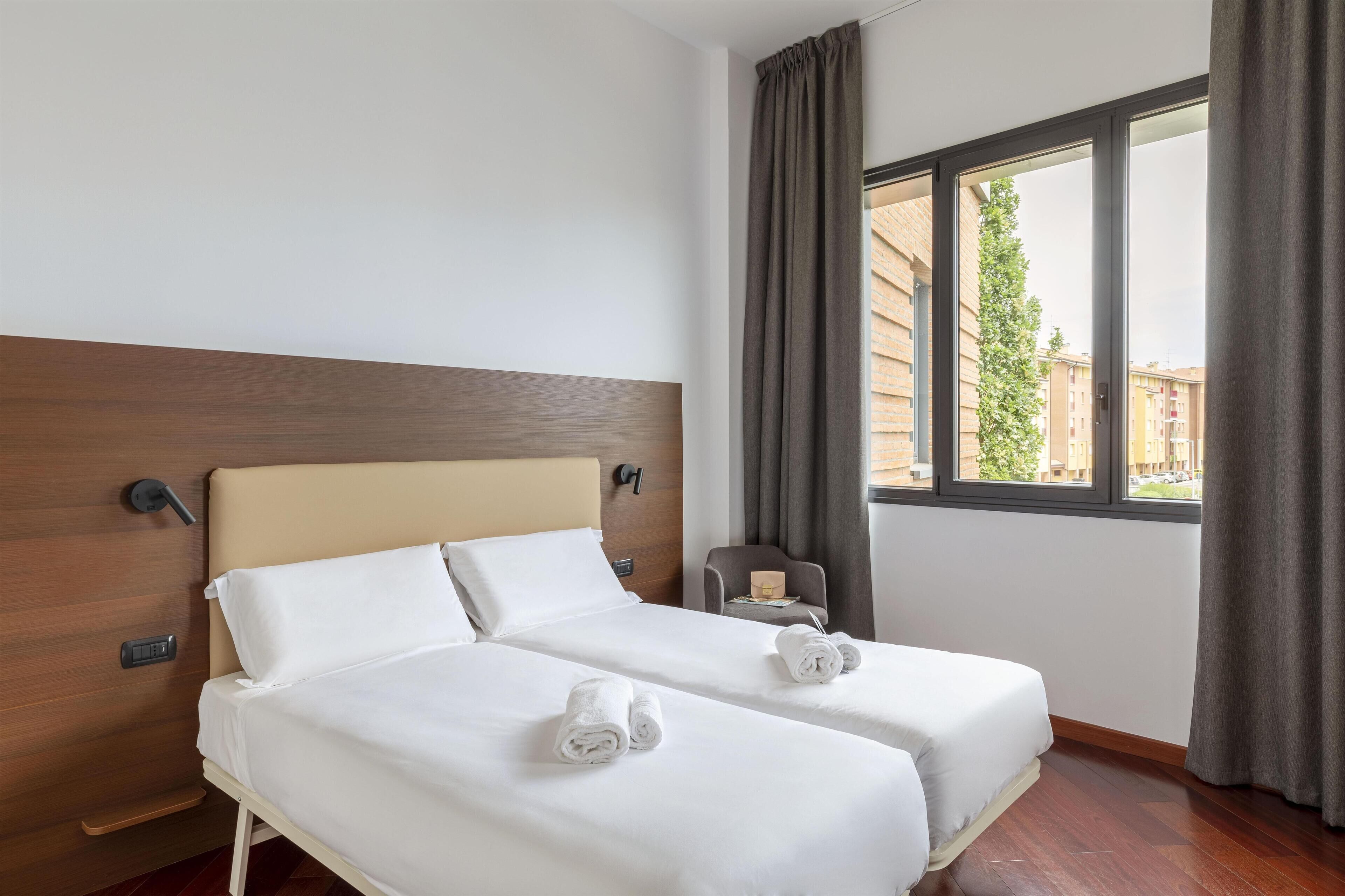 Standard Triple Room, Non Smoking | Desk, soundproofing, free WiFi, bed sheets