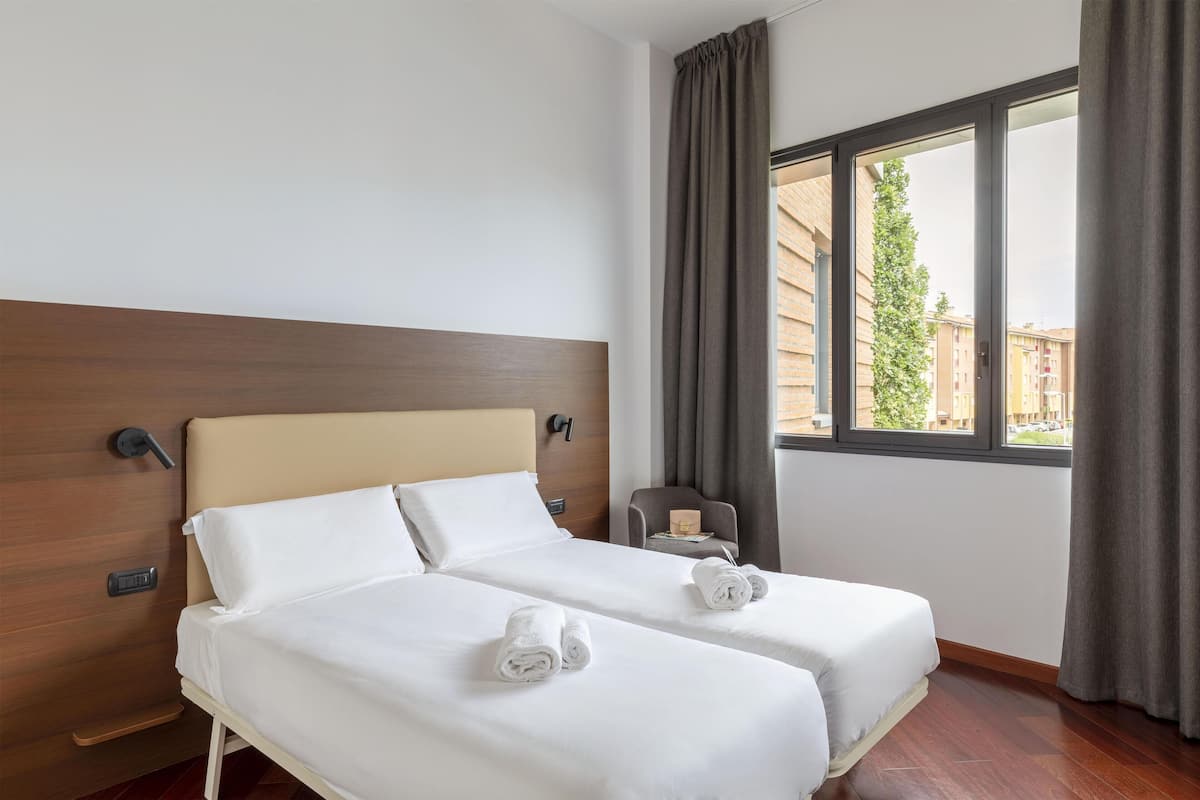 Standard Triple Room, Non Smoking | Desk, soundproofing, free WiFi, bed sheets