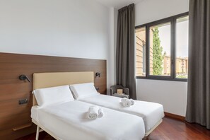 Habitación triple estándar, no fumadores | Escritorio, sistema de insonorización, wifi gratis y ropa de cama