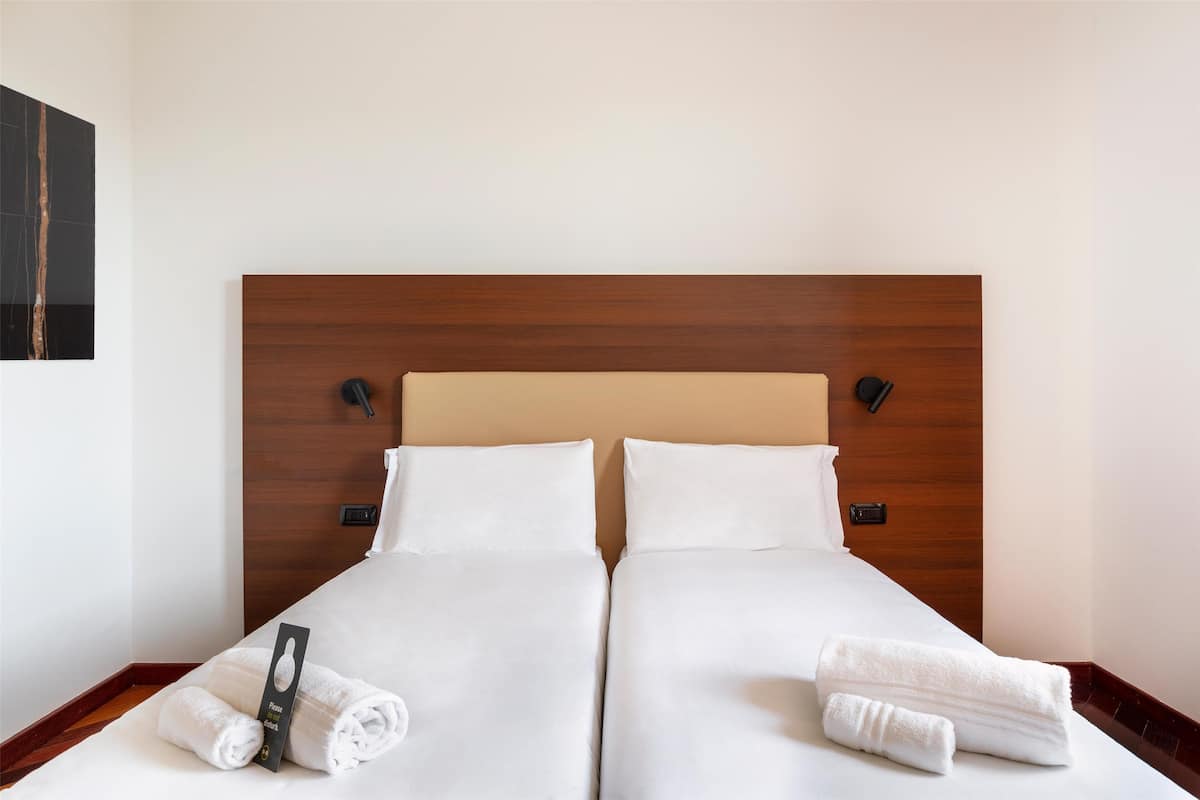 Standard Twin Room, Non Smoking | 1 bilik tidur, meja, kalis bunyi, Wi-fi percuma
