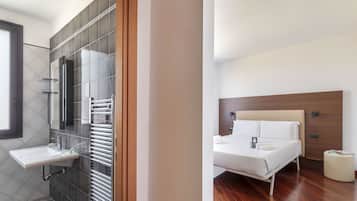 Superior Double Room, Non Smoking | Bathroom | Shower, towels