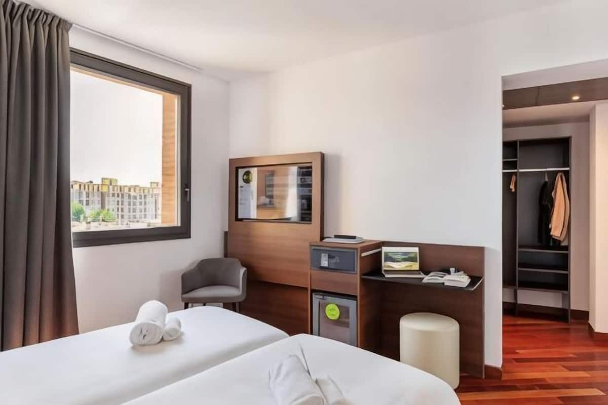 Desk, soundproofing, free WiFi, bed sheets