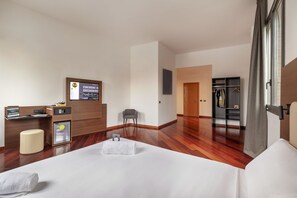 Escritorio, sistema de insonorización, wifi gratis y ropa de cama 