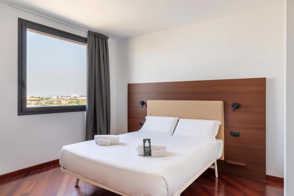Standard Double Room, Non Smoking | 1 bilik tidur, meja, kalis bunyi, Wi-fi percuma