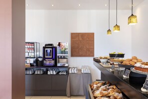 Tägliches Frühstücksbuffet (7.90 EUR pro Person)
