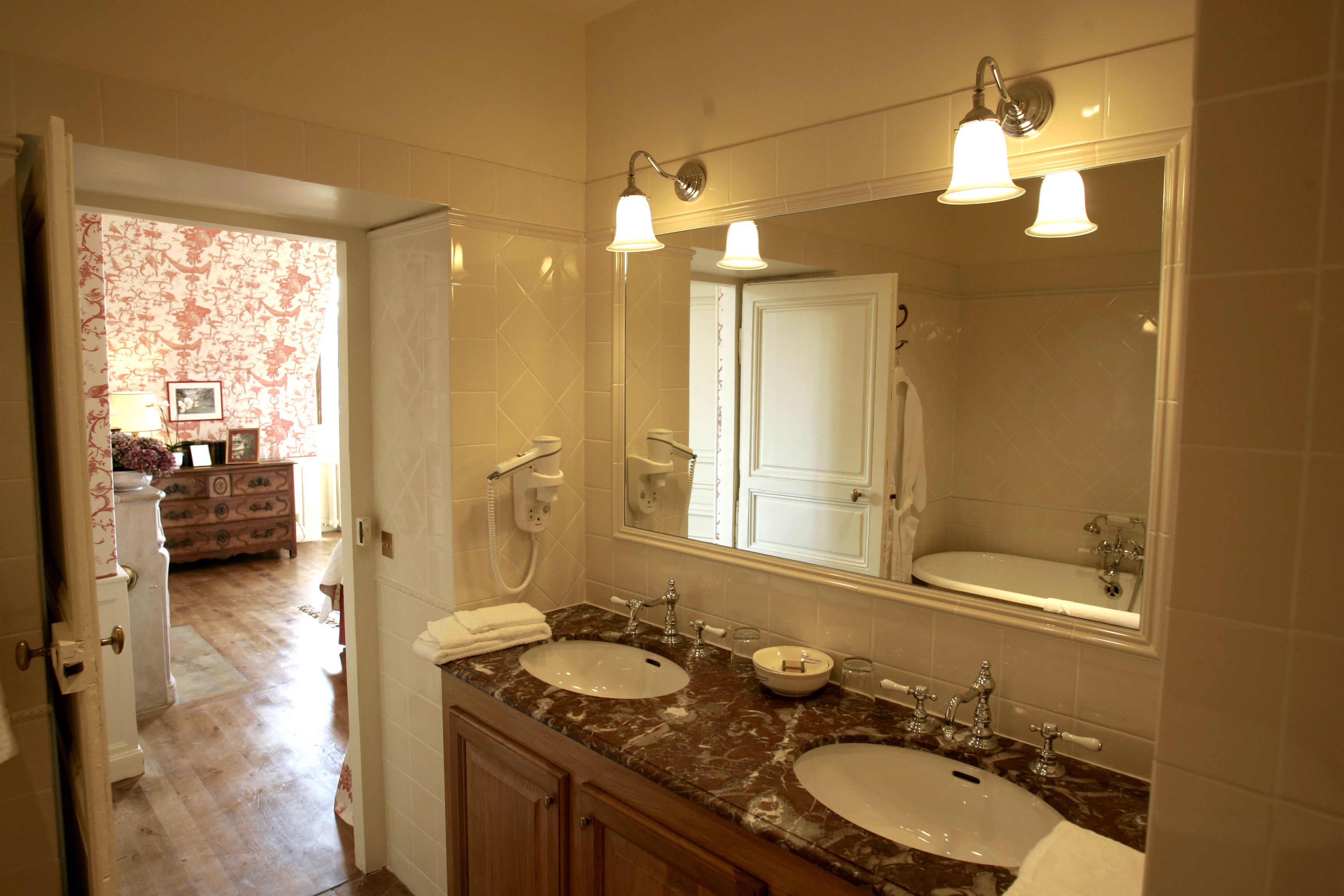 superior room (in the castle) | bathroom | free toiletries, hair dryer, bathrobes, slippers